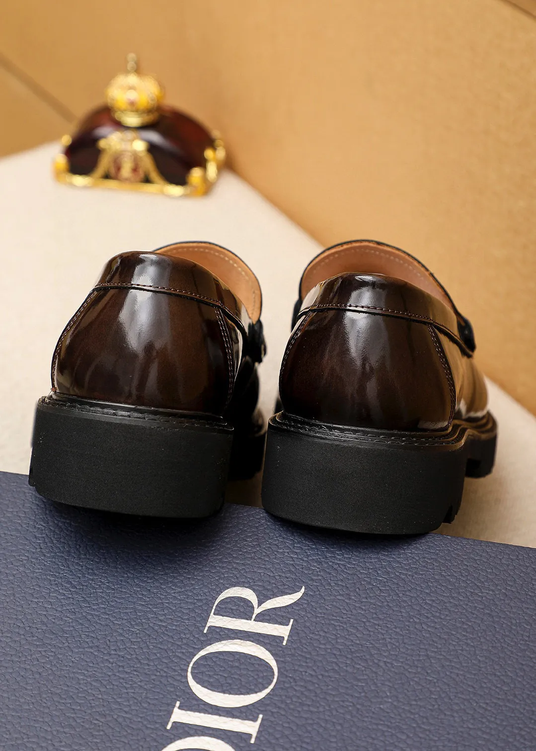 Men's shoes 💰480 💐 Product trademark: Dior "Dior" casual leather shoes Regular size: 39-44 (45🉑️customized) Product materials: Selected Italian imported first-layer beaded cowhide upper + classic hardware buckle, imported water-dyed 🐂 cowhide lining. Strong three-dimensional visual effect, original outsole Color: 3⃣️colors available